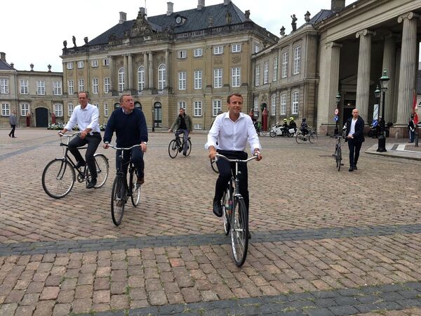 Франция президенті Эммануэль Макрон (оң жақта) және Дания премьер-министрі Ларс Локке Расмуссен (оң жақта) Копенгагенге саяхат кезінде велосипед теуіп жүр, 2018 ж. - Sputnik Қазақстан