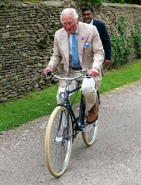 Принц Уэльский Чарльз на велосипеде присоединился к членам British Asian Trust (BAT) во время спонсорского велопробега &quot;Дворцы на колесах&quot; в Тетбери, Глостершир, 2021 год. - Sputnik Казахстан