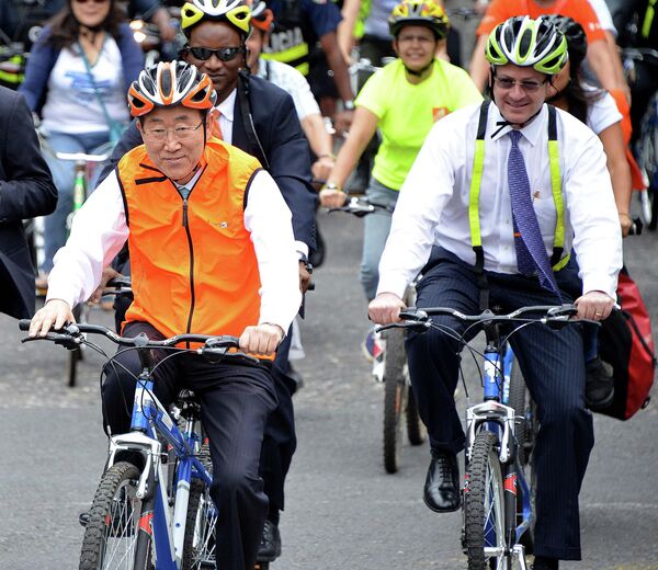 Генеральный секретарь ООН Пан Ги Мун и министр иностранных дел Коста-Рики Мануэль Гонсалес едут на велосипедах в сторону штаб-квартиры министерства иностранных дел в Сан-Хосе, 2014 год. - Sputnik Казахстан