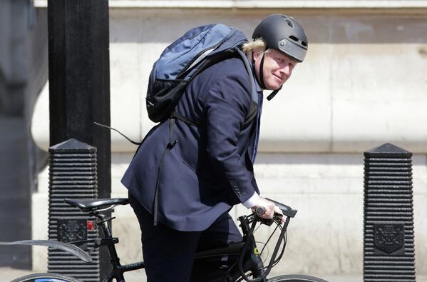 Премьер-министр Великобритании Борис Джонсон едет на велосипеде по Вестминстеру в центре Лондона. - Sputnik Казахстан