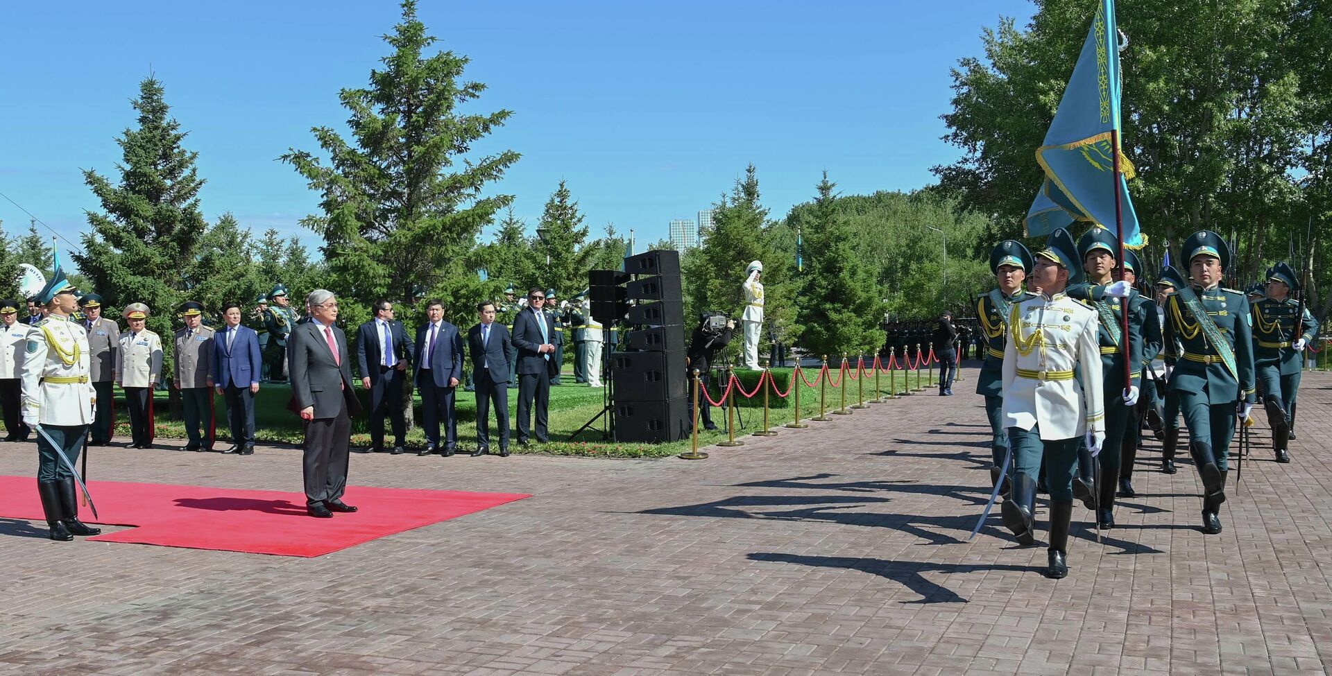 Токаев принял участие в церемонии поднятия Государственного флага - Sputnik Қазақстан, 1920, 04.06.2022