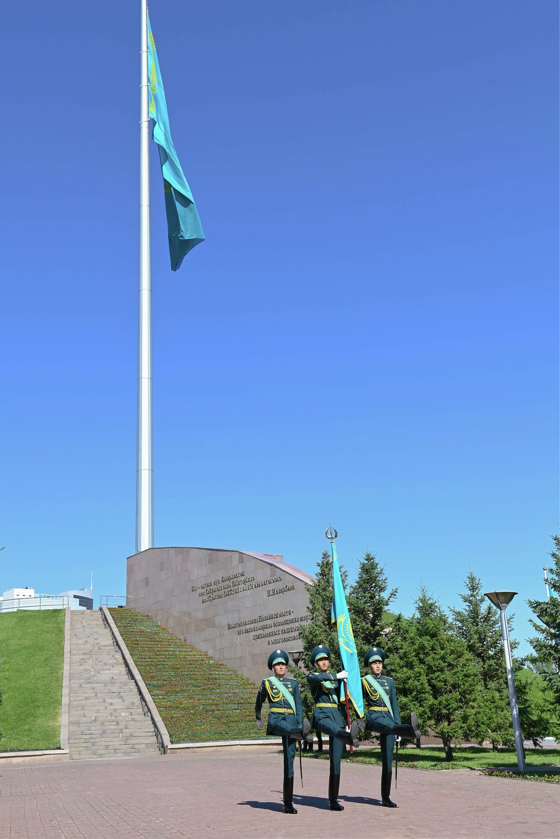Знаменная группа роты почетного караула на площади государственных символов - Sputnik Қазақстан, 1920, 04.06.2022