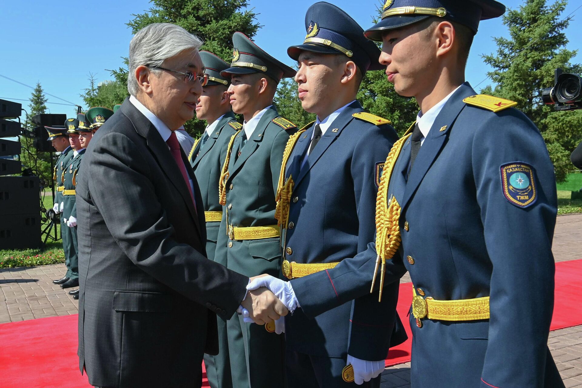 Президент поздравил выпускников военных вузов - Sputnik Казахстан, 1920, 04.06.2022