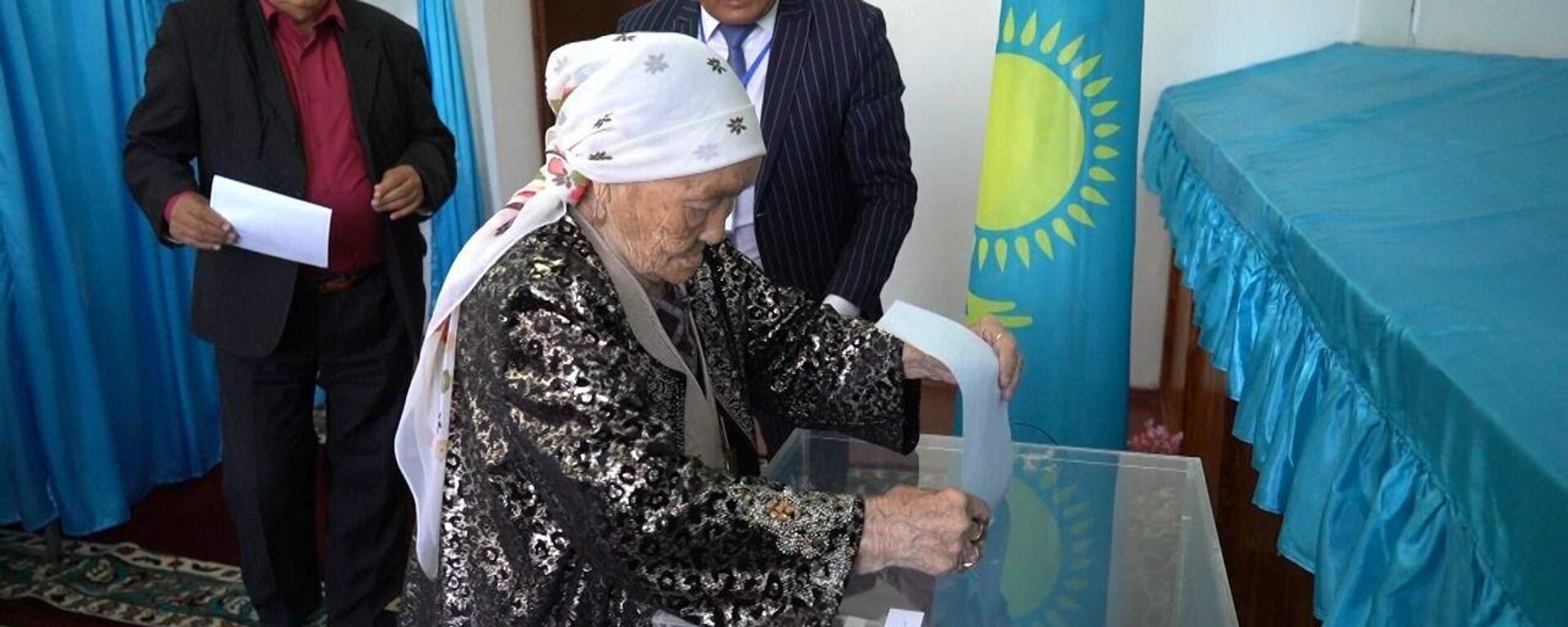 Алматы облысында алғашқылардың бірі болып 100 жастағы кейуана дауыс берді  - Sputnik Қазақстан, 1920, 05.06.2022