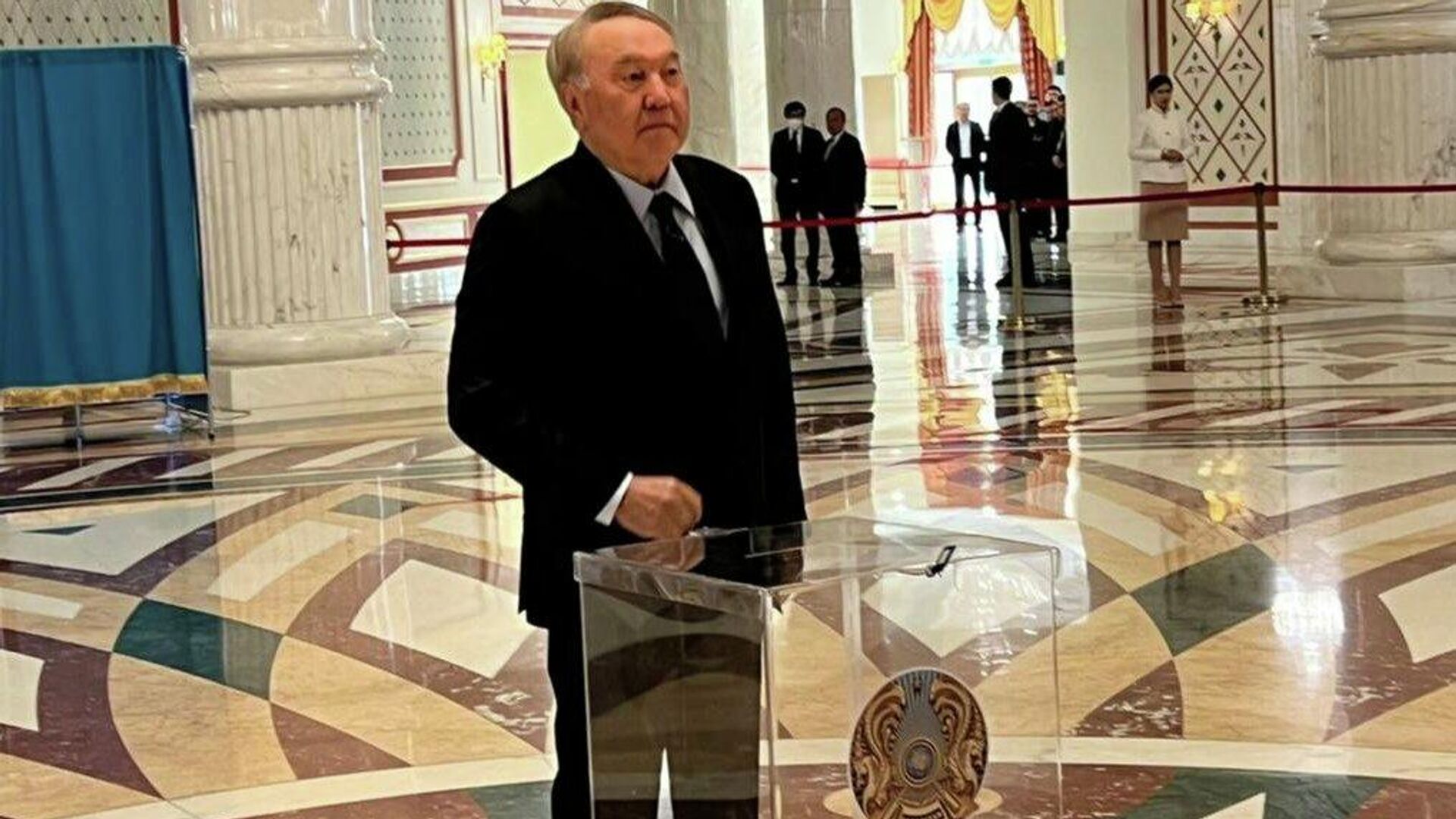 Нурсултан Назарбаев проголосовал на референдуме - Sputnik Казахстан, 1920, 20.11.2022