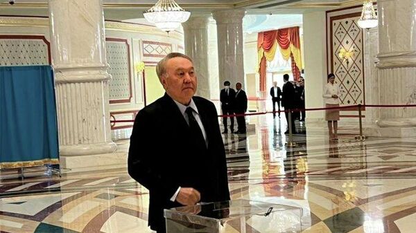 Нурсултан Назарбаев проголосовал на общереспубликанском референдуме по вопросу внесения изменений и дополнений в Конституцию Республики Казахстан - Sputnik Казахстан