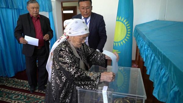 100-летняя жительница Жаркента Зейнелхан Оспанова проголосовала на референдуме - Sputnik Казахстан