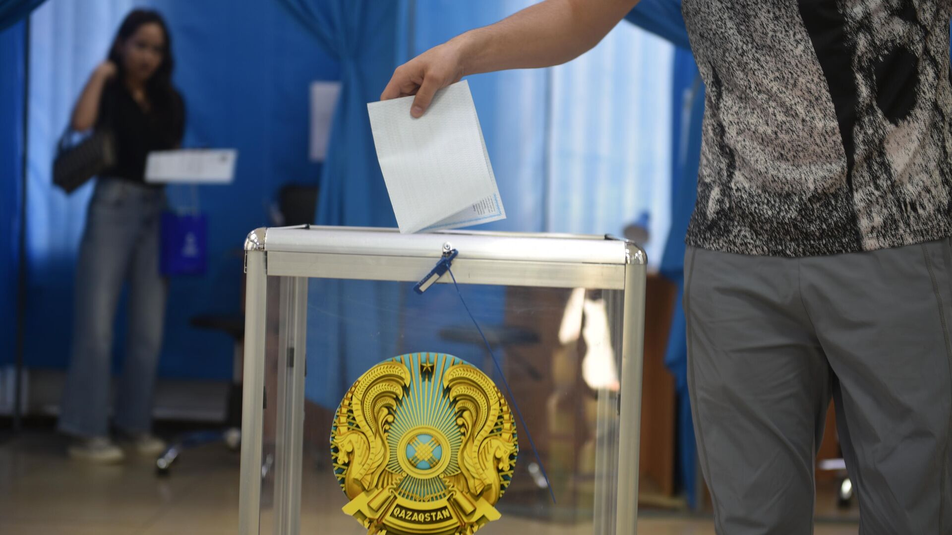 Алматинцы голосуют на референдуме по поправкам в Конституцию - Sputnik Қазақстан, 1920, 06.06.2022