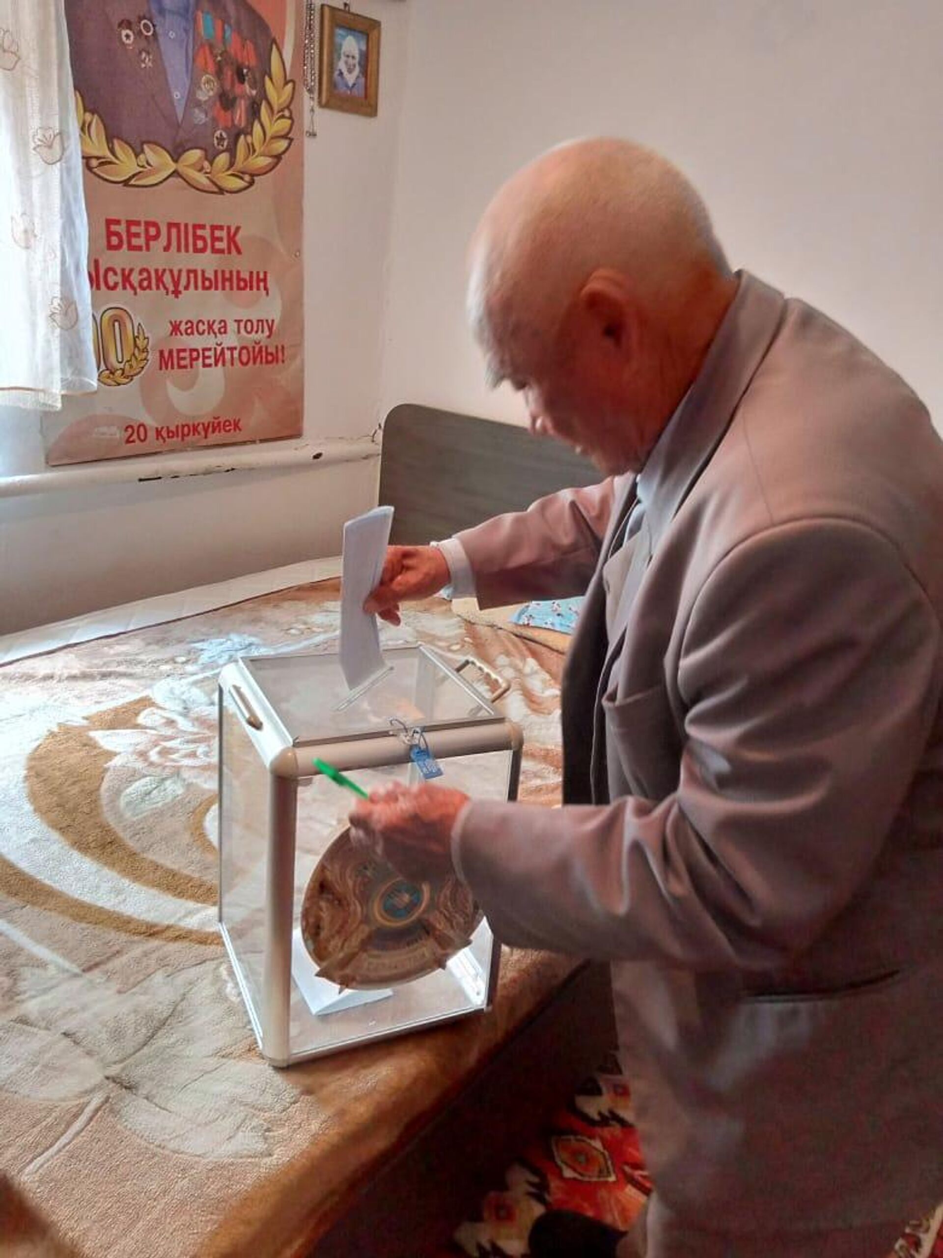 98-летний житель села Койлык Сарканского района Берлибек Искакулы проголосовал на референдуме - Sputnik Казахстан, 1920, 05.06.2022