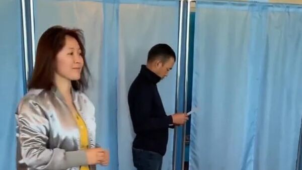 Самал Еслямова  проголосовала на референдуме - Sputnik Казахстан