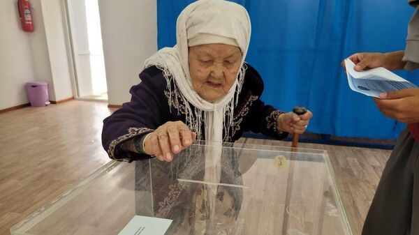 В Мангистау 100-летняя Сырга Калиева отдала голос на референдуме
 - Sputnik Казахстан