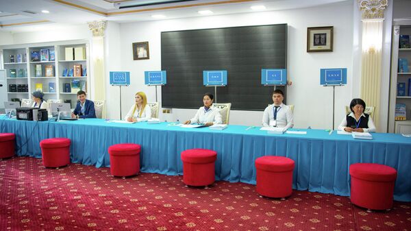 Сотрудники участка для голосования на референдуме  - Sputnik Казахстан