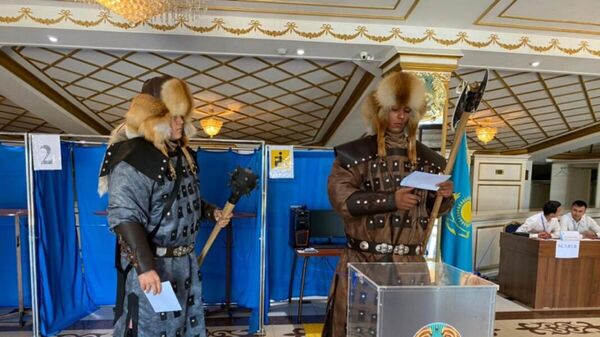 В Шымкенте на референдум пришли батыры в национальных костюмах - Sputnik Казахстан