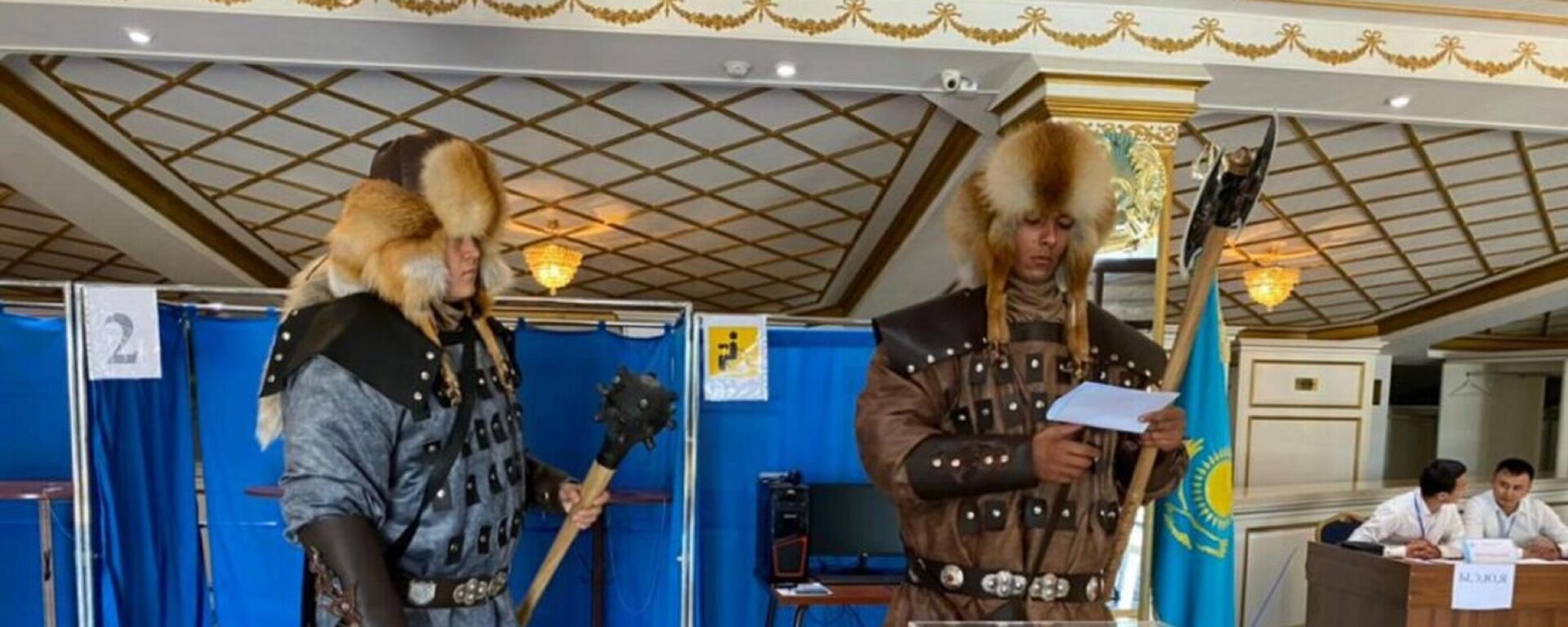 В Шымкенте на референдум пришли батыры в национальных костюмах - Sputnik Казахстан, 1920, 05.06.2022