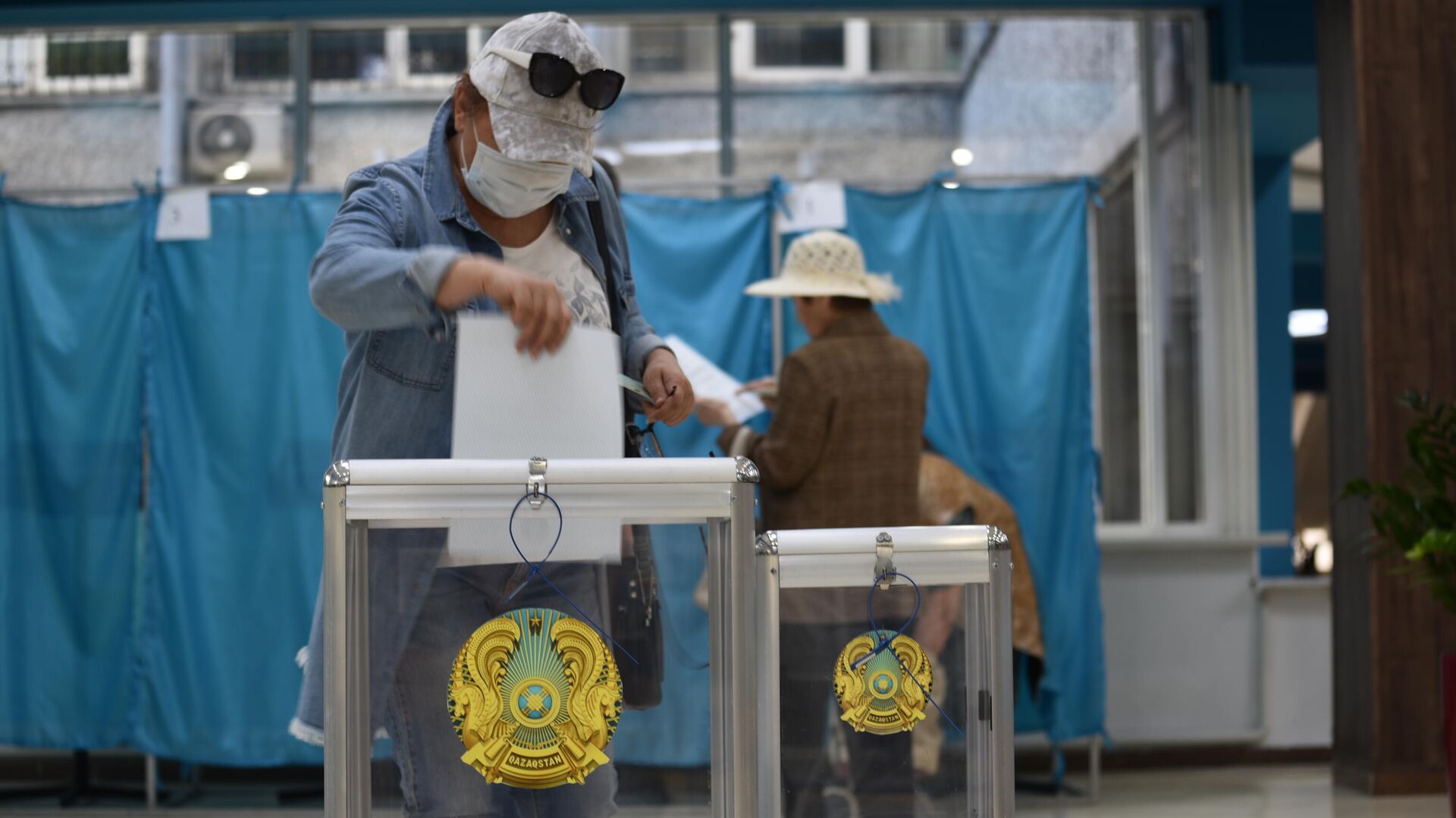 Алматинцы голосуют на референдуме - Sputnik Казахстан, 1920, 06.06.2022