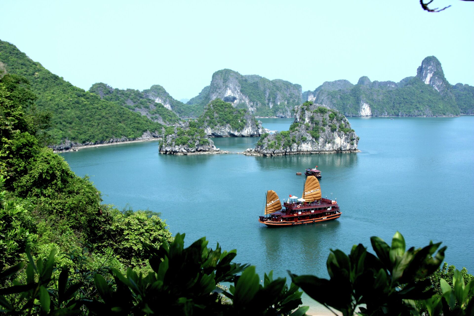 Бухта Халонг во Вьетнаме, одно из семи Новых чудес света, входит в список всемирного наследия ЮНЕСКО - Sputnik Казахстан, 1920, 01.09.2022