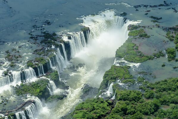 Это крупнейший из 275 водопадов на реке Игуасу, которая протекает по территории Бразилии и Аргентины. Его название - &quot;Горло Дьявола&quot;. Он представляет собой U-образный обрыв шириной 150 и длиной 700 метров. Этот водопад обозначает границу между Бразилией и Аргентиной.Водопады Игуасу находятся на территории одноименных национальных парков в обеих странах, которые входят в список Всемирного наследия ЮНЕСКО.  - Sputnik Казахстан