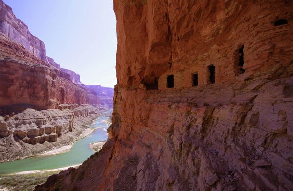 Үлкен каньон ЮНЕСКО-ның Бүкіләлемдік мұра тізіміне енгенімен, 2011 жылы табиғаттың жаңа кереметінде дауыс беруде ғана финалға шыққанын білесіз бе? Оның аумағында ежелгі үндістердің таңғажайып үңгір қалалары орналасқан. Оны навахо Ancestral Puebloan деп атады - Sputnik Қазақстан