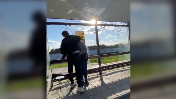 Хулиган разбил стекла на остановке в Петропавловске - Sputnik Казахстан