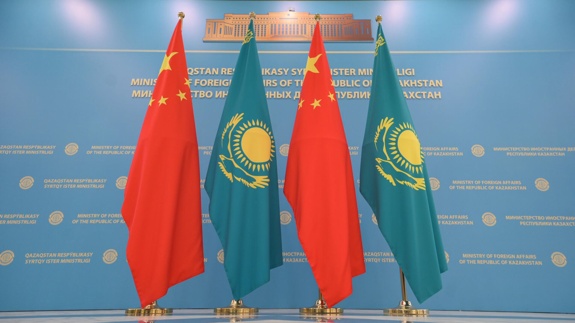 Флаги Казахстана и Китая - Sputnik Казахстан, 1920, 02.05.2023