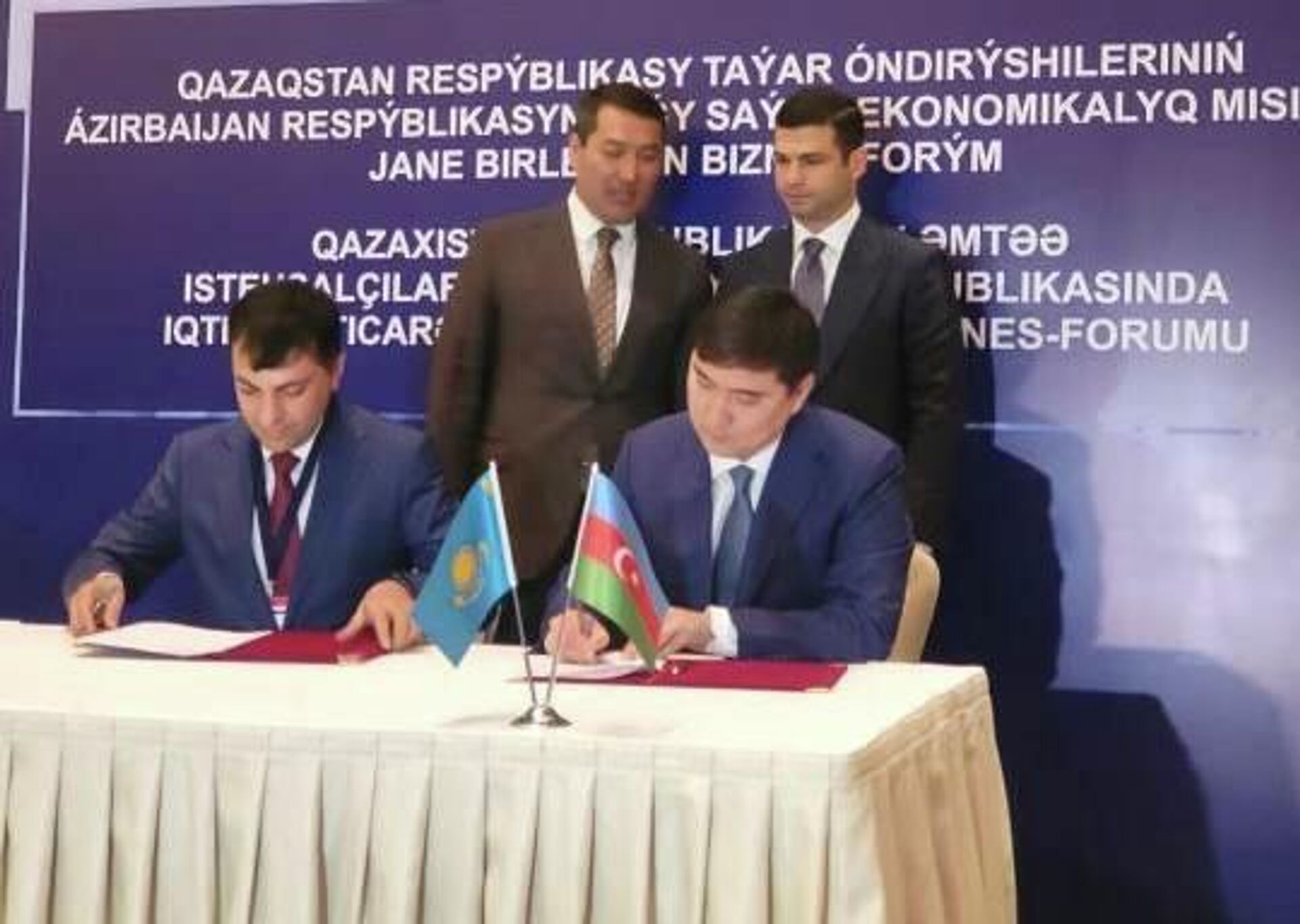 Казахстанские экспортеры заключили в Баку контракты на 38 миллионов долларов - Sputnik Казахстан, 1920, 08.06.2022