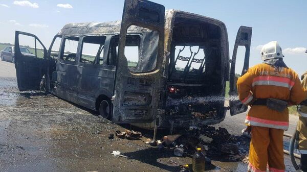 Микроавтобус сгорел на трассе в Туркестанской области - Sputnik Казахстан