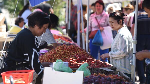 Стихийная торговля сезонными овощами и фруктами в Алматы - Sputnik Казахстан