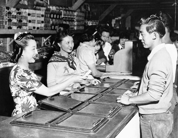 В баре с мороженым в общественном магазине в центре военного переселения в Ионе, Мансанар, Калифорния, 19 июня 1942 года, где жили эвакуированные японцы по происхождению. - Sputnik Казахстан
