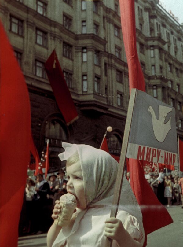 Юная участница первомайской демонстрации спасается от жары с помощью стаканчика мороженого, Москва, 1 мая 1964 года.  - Sputnik Казахстан