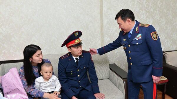 Полицейского, запрыгнувшего в кабину к неадекватному водителю, наградили орденом в столице - Sputnik Казахстан