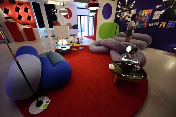 Мебель итальянской дизайнерской компании Stilnovo представлена ​​на дизайнерском мероприятии Fuorisalone 2022. - Sputnik Казахстан