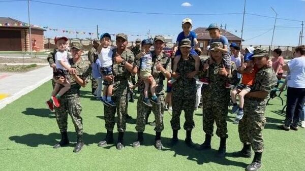 В Атырау солдаты Нацгвардии посетили в детский дом - Sputnik Казахстан