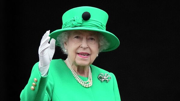 Королева Великобритании Елизавета II машет толпе с балкона Букингемского дворца в дни своего платинового юбилея - Sputnik Казахстан