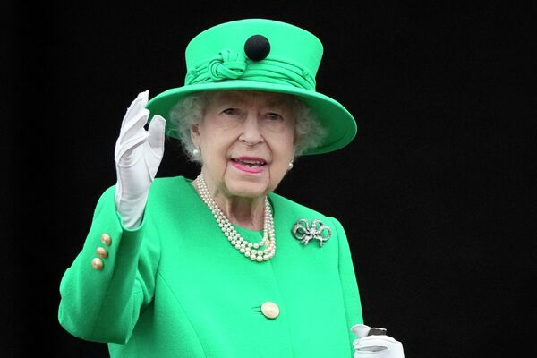Королева Великобритании Елизавета II стала второй в этом списке: она взошла на престол в феврале 1952 года. Тогда она стала главой Содружества и царствующей королевой семи стран: Великобритании, Канады, Австралии, Новой Зеландии, Южной Африки, Пакистана и Цейлона. В этом году неувядаемой монархине исполнилось 96 лет. У власти она уже более 70 лет. - Sputnik Казахстан