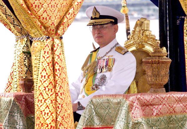 На третьем месте король Таиланда Пхумипон Адульядет. Он занимал трон  совсем немногим меньше Елизаветы II: 70 лет и 126 дней в период с 1946 по 2016 год. Короля Таиланда Пхупимона Адульядета также знали под именем Рама IX.  - Sputnik Казахстан