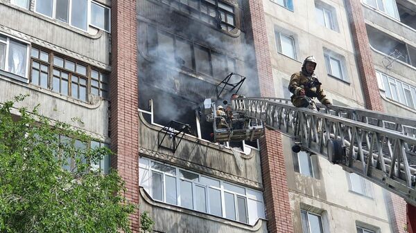 Пожарные спасли 16 детей при пожаре в многоквартирном доме в Семее - Sputnik Казахстан