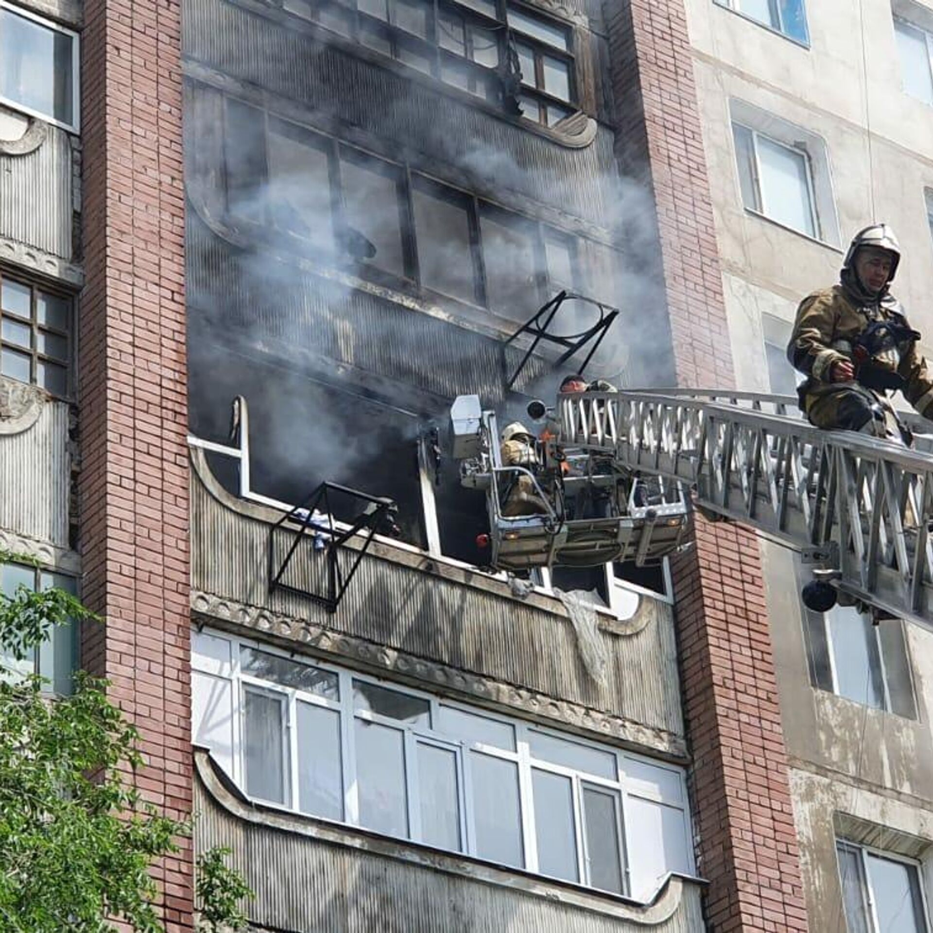 Пожарные спасли 16 детей при пожаре в многоквартирном доме в Семее -  14.06.2022, Sputnik Казахстан