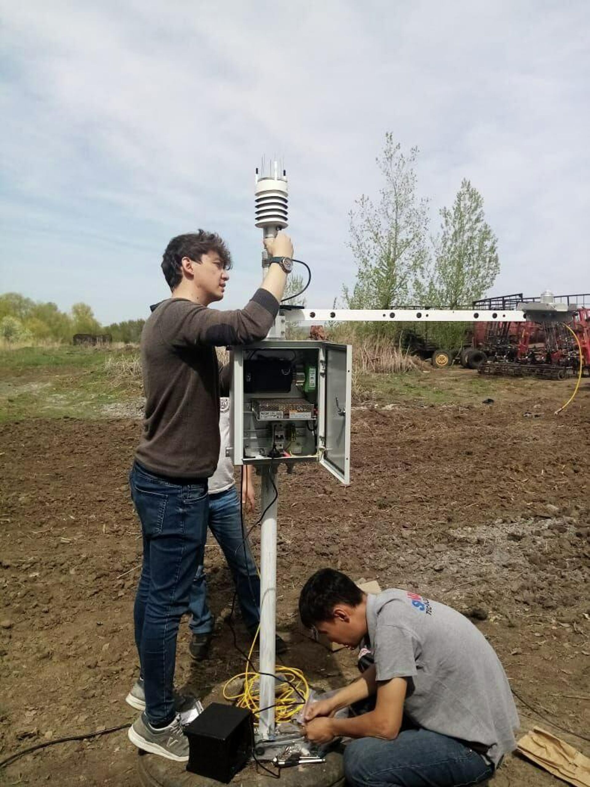 Процесс установки автоматической метеостанции в сухой степи в Павлодарской области - Sputnik Казахстан, 1920, 14.06.2022