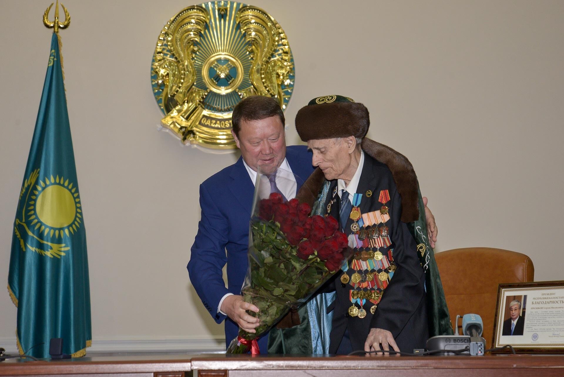 Аким Северо-Казахстанской области поздравила ветерана ВОВ с юбилеем - Sputnik Казахстан, 1920, 15.06.2022
