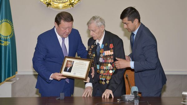 Аким Северо-Казахстанской области поздравила ветерана ВОВ с юбилеем - Sputnik Казахстан