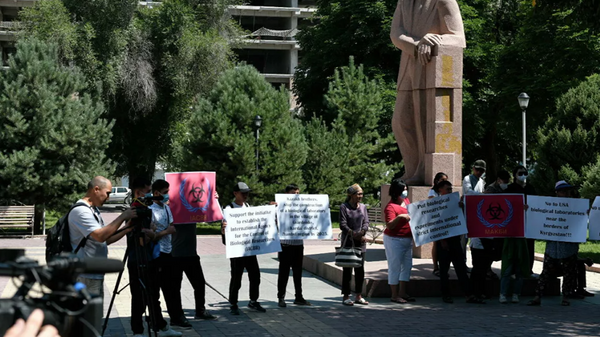 Митинг в Бишкеке против строительства биолаборатории в Казахстане - Sputnik Казахстан