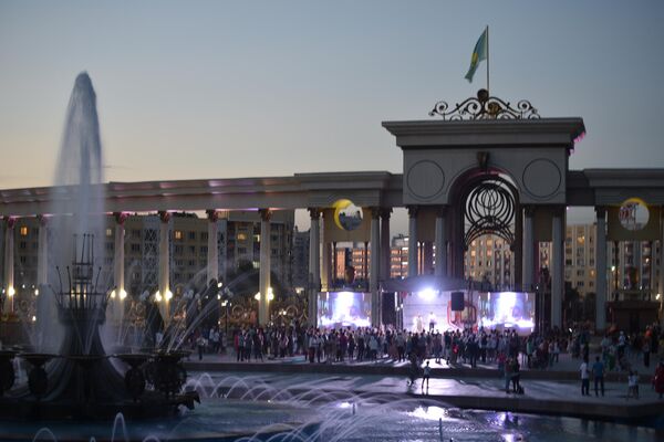 В Алматы отпраздновали Международный День йоги. В нем участвовало более двухсот горожан. - Sputnik Казахстан