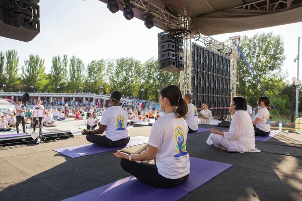 Групповая медитация по руководством учителей йога-центров прошла с большим успехом.  - Sputnik Казахстан