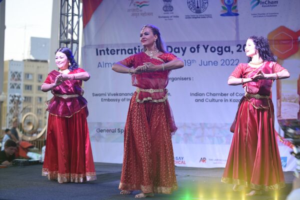На сцене выступили профессиональные танцевальные коллективы, представившие классические индийские танцы. - Sputnik Казахстан
