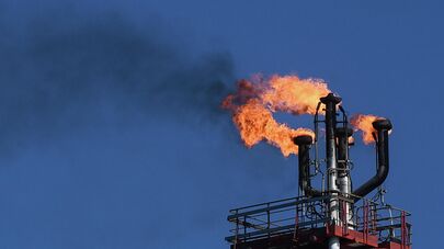 Факел стационарной платформы компании а нефтегазоконденсатном месторождении, архивное фото