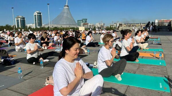 Министр здравоохранения Ажар Гиният приняла участие в открытии 8-ого Международного дня йоги, организованного Посольством Индии - Sputnik Казахстан