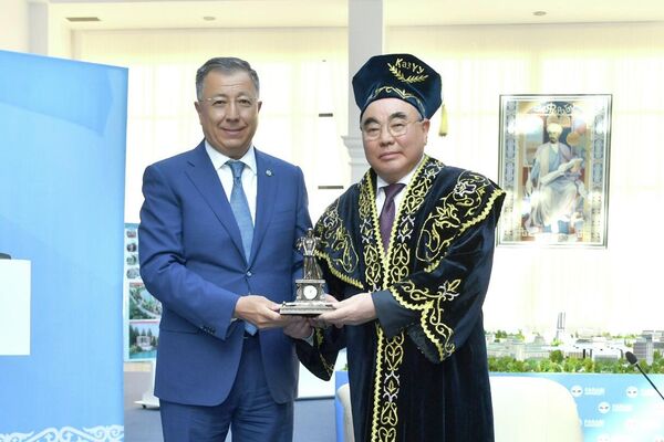 Казахский национальный университет имени Аль-Фараби посетил первый президент Кыргызстана Аскар Акаев - Sputnik Казахстан