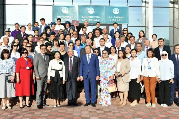 Казахский национальный университет имени Аль-Фараби посетил первый президент Кыргызстана Аскар Акаев - Sputnik Казахстан