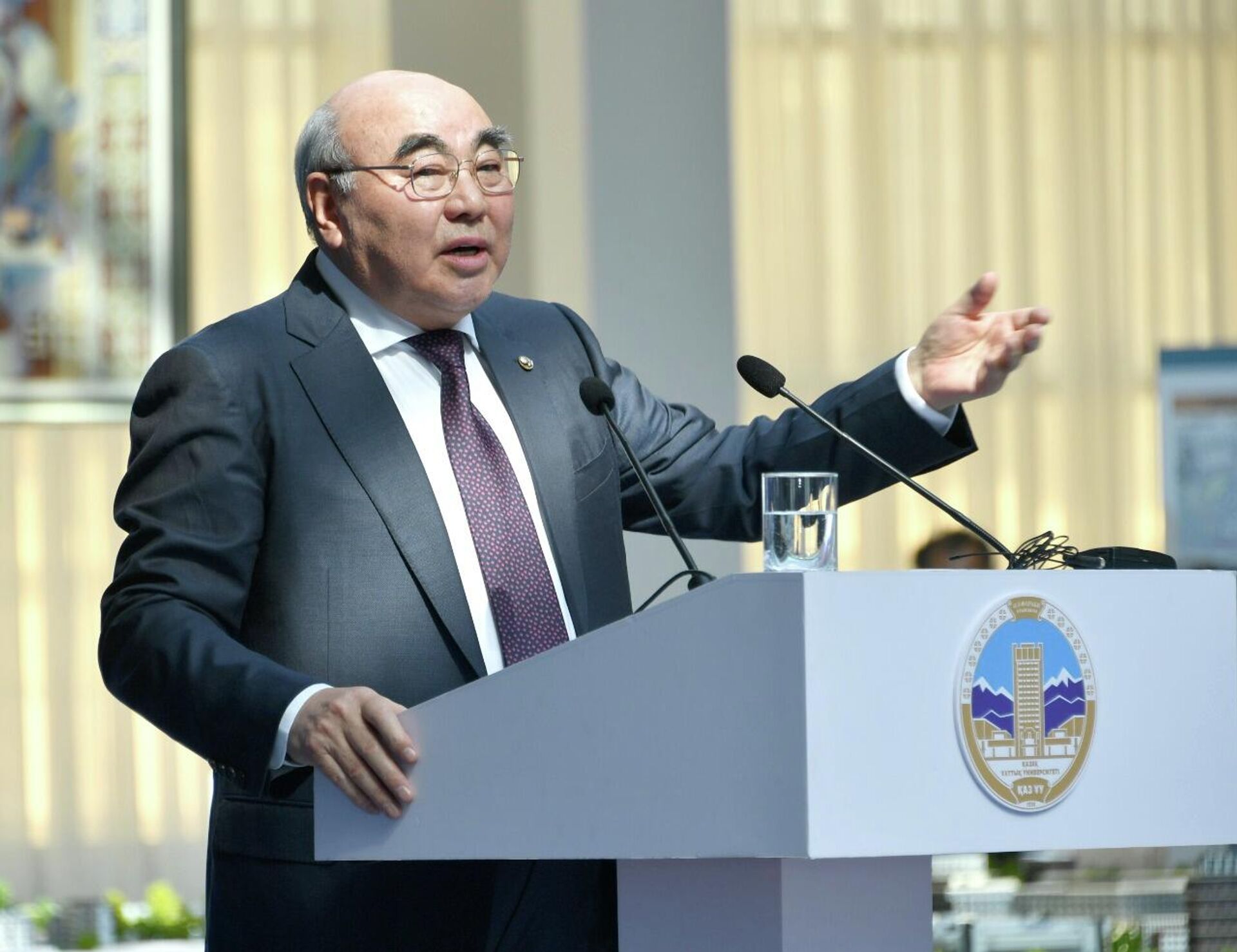 Казахский национальный университет имени Аль-Фараби посетил первый президент Кыргызстана Аскар Акаев - Sputnik Казахстан, 1920, 04.04.2026