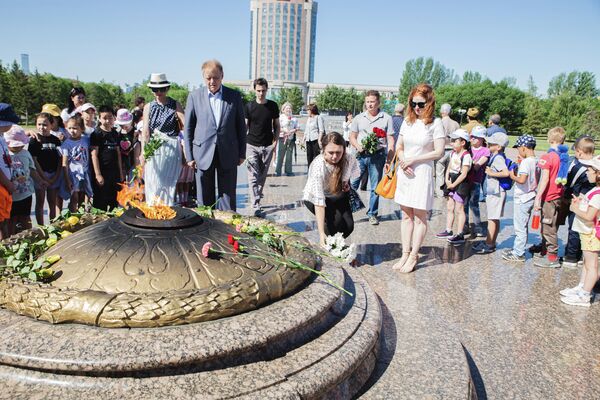 На территорию республики было передислоцировано огромное количество заводов и фабрик, население и в тылу тоже ковало победу. На фото: День памяти и скорби в Нур-Султане - Sputnik Казахстан